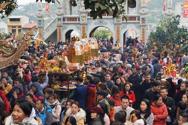 Biển người đổ về "xin lộc" Bà Chúa Kho ngày mùng 5 Tết