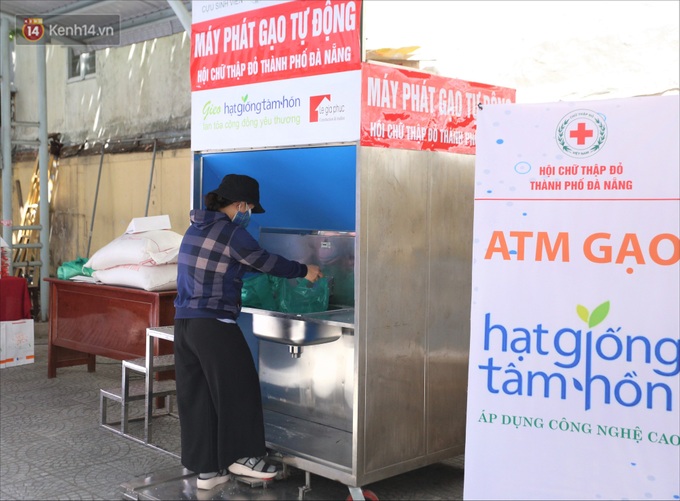 ATM gạo đầu tiên ứng dụng trí tuệ nhân tạo tại Đà Nẵng: Gọi điện hẹn trước 30 phút, nhận diện đúng người nghèo mới nhả gạo - Ảnh 10.