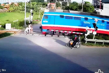 Cố vượt gác chắn đường sắt, 2 người bị tàu tông tử vong