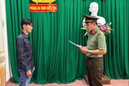 Khởi tố người đàn ông rút súng bắn chỉ thiên dọa người quen