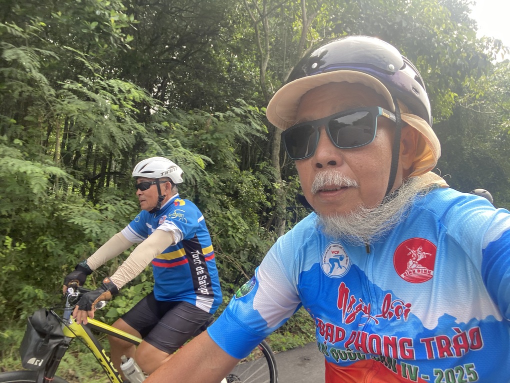 Cụ ông 71 tuổi đạp xe 1.000km/tháng, kể phút đuối sức giữa đèo hiểm trở - 4