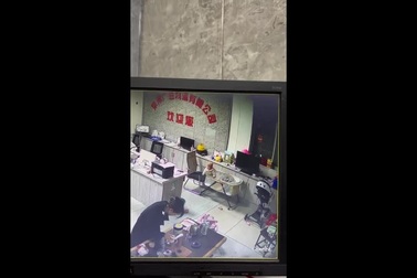 Bản năng người mẹ giúp cứu con nhỏ khỏi cú ngã đau