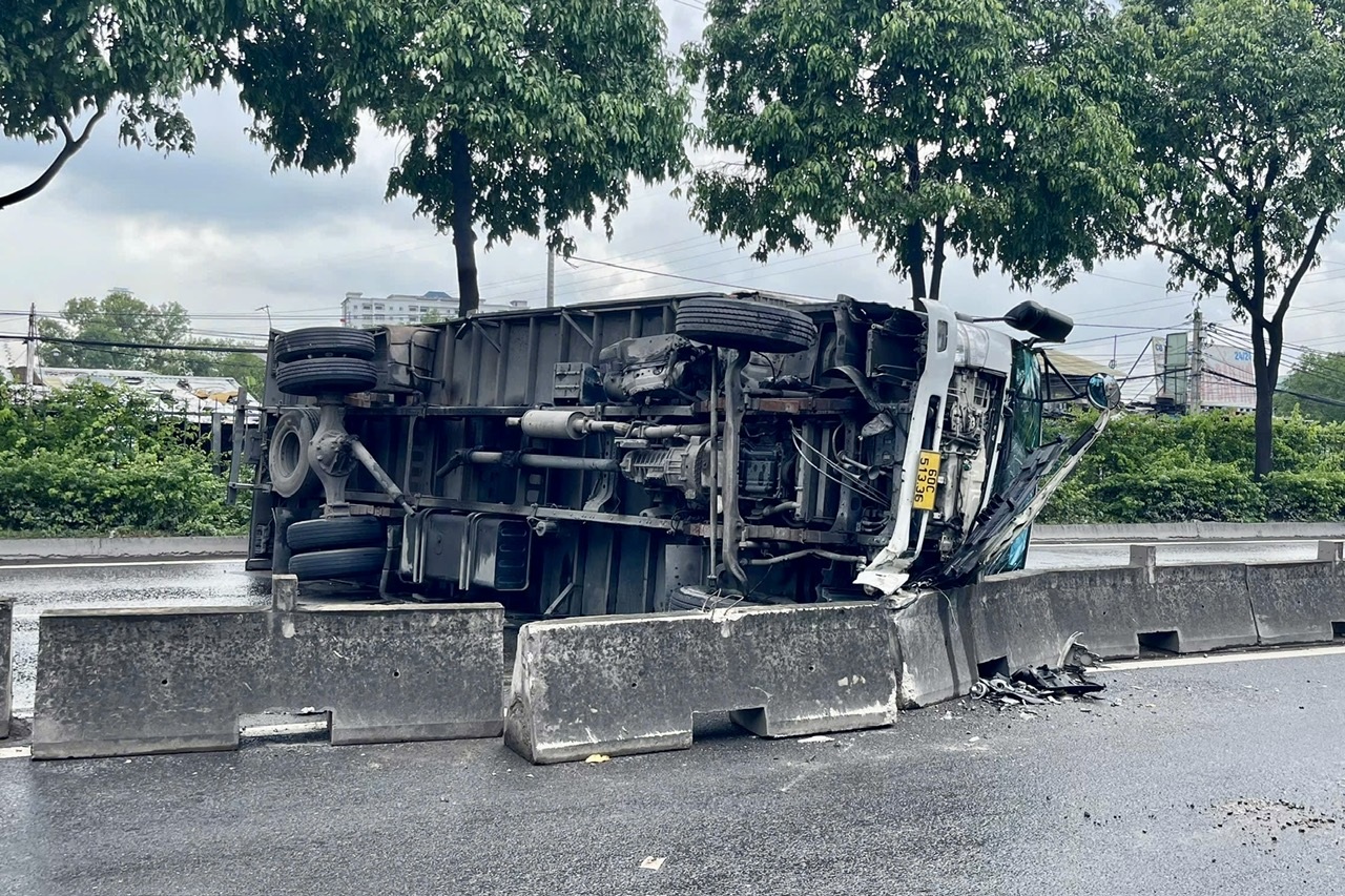 Hai ô tô tông dải phân cách, giao thông ùn ứ ở TPHCM - 1