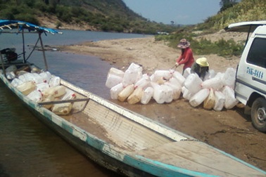 Bắt 2000 lít dầu lậu chuẩn bị vượt sông Sê Pôn