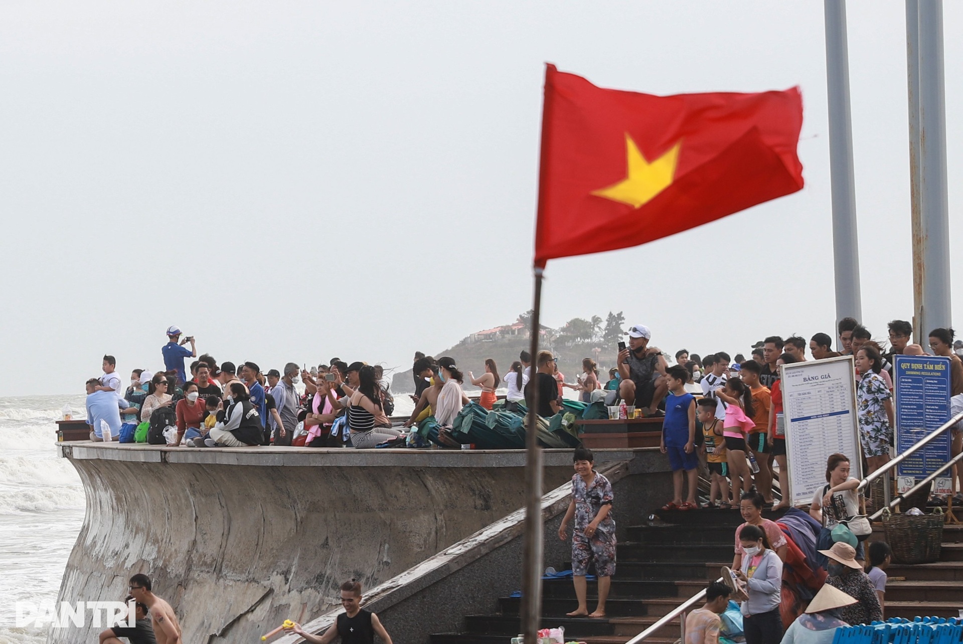 Người dân đổ xô đi biển Vũng Tàu mùng 4 Tết - 3 Người dân đổ xô đi biển Vũng Tàu mùng 4 Tết - 3