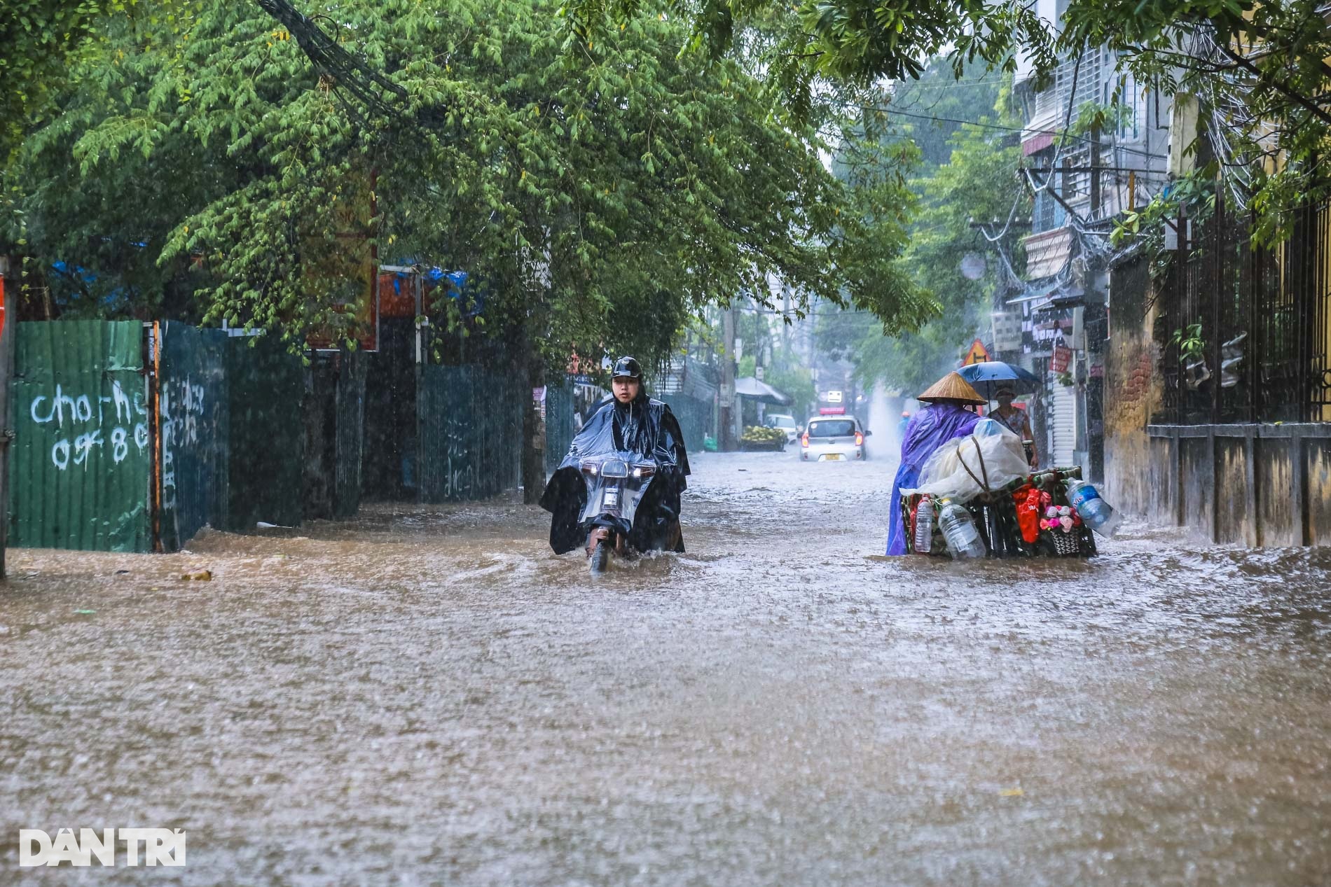 Hà Nội: Mưa lớn ngày cuối tuần, hàng loạt ô tô chết máy - 13