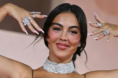 Vợ chưa cưới của Ronaldo khoe nhẫn đính hôn triệu đô trên thảm đỏ Venice