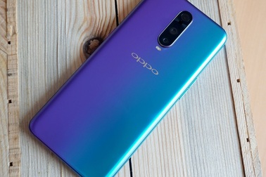 Đập hộp Oppo R17 giá gần 17 triệu đồng tại Việt Nam