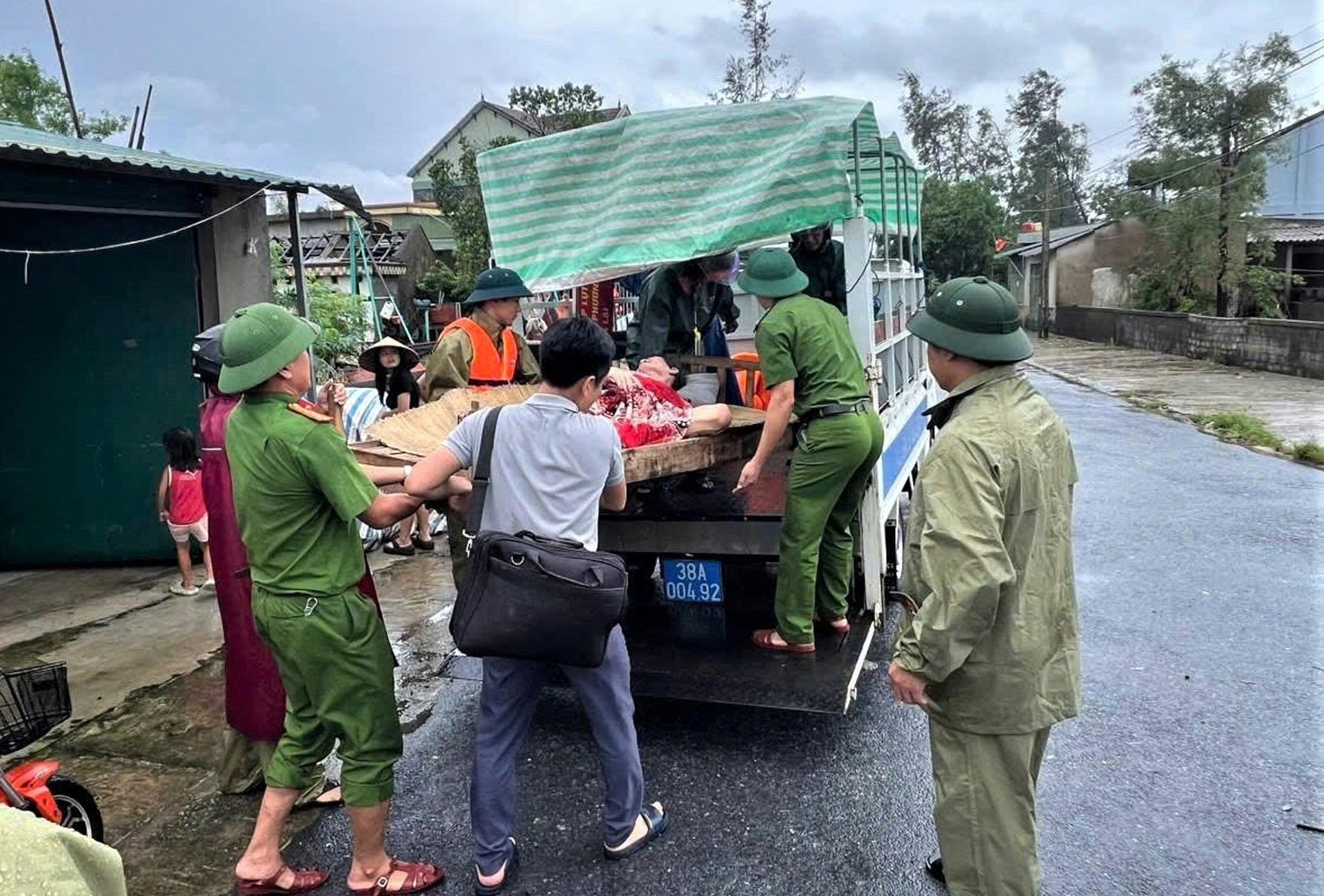 Công an gõ cửa từng nhà, vận động người dân đi sơ tán tránh bão Bualoi - 14 Công an gõ cửa từng nhà, vận động người dân đi sơ tán tránh bão Bualoi - 14