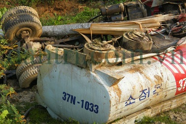 Xe lao xuống vực, bồn chứa 15.000 lít xăng bật khỏi xe