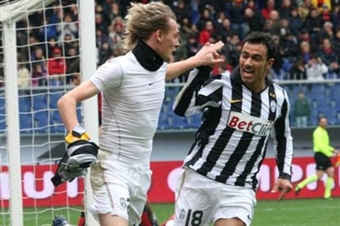 Thần may mắn trợ giúp Juventus đánh bại Genoa