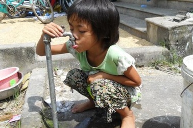 Cha mất vì ngã từ tầng 4, mẹ gánh 3 con thơ dại   