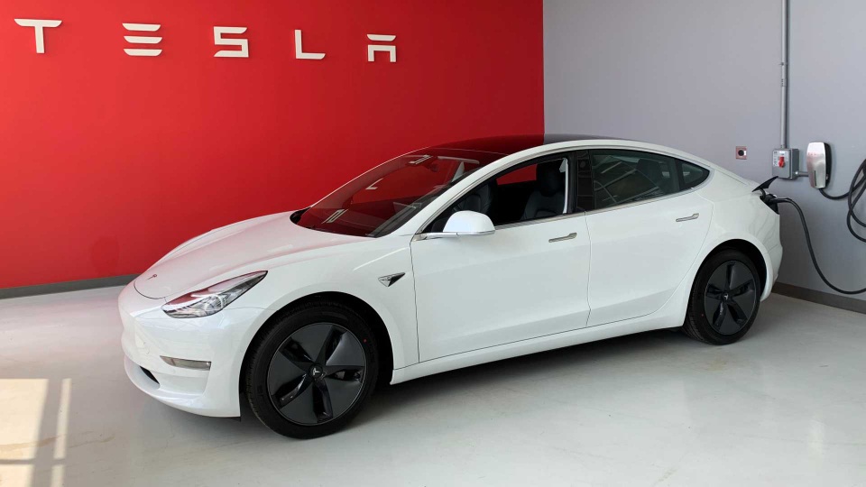 Không chịu nổi cảnh ế ẩm vì dịch Covid-19, Tesla bắt đầu giảm giá xe - 1 Không chịu nổi cảnh ế ẩm vì dịch Covid-19, Tesla bắt đầu giảm giá xe - 1
