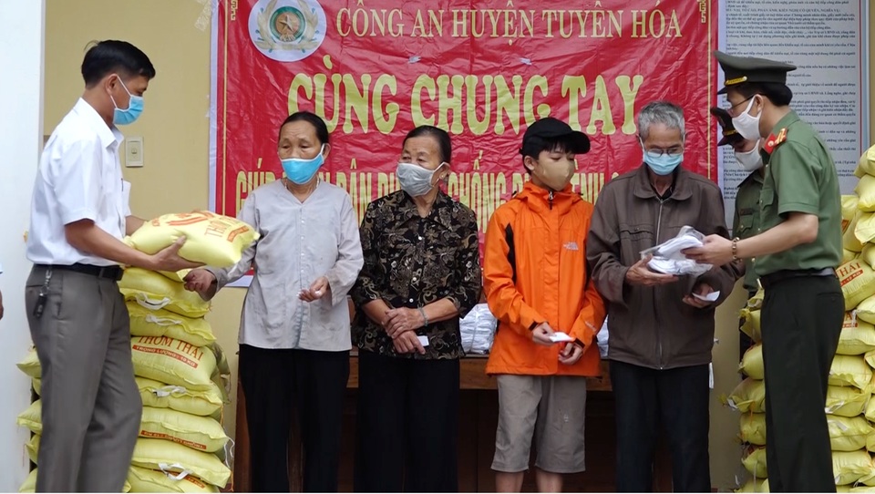 Tặng 12 tấn gạo cho người dân bị ảnh hưởng bởi dịch Covid – 19 - 1 Tặng 12 tấn gạo cho người dân bị ảnh hưởng bởi dịch Covid – 19 - 1