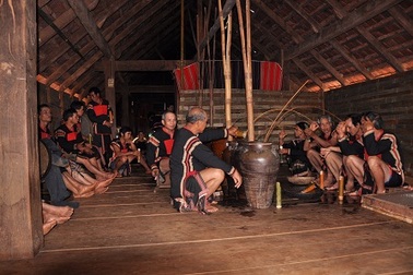 Khám phá cách uống rượu cần của người Ê-đê