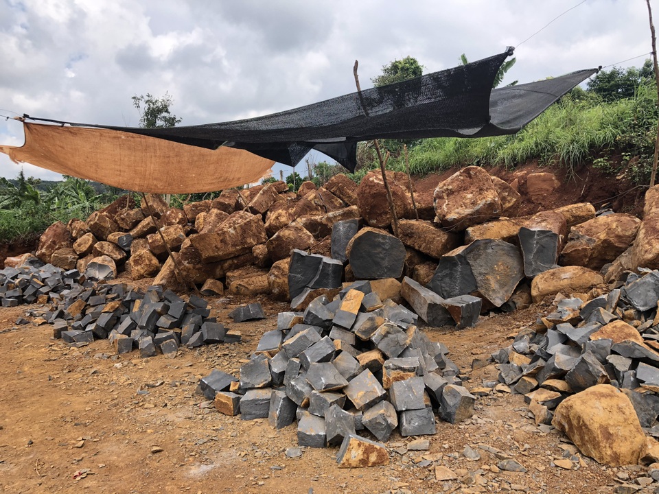 Gia Lai: Đá tặc mở đại công trường rầm rộ gần trụ sở Uỷ ban xã - 1 Gia Lai: Đá tặc mở đại công trường rầm rộ gần trụ sở Uỷ ban xã - 1