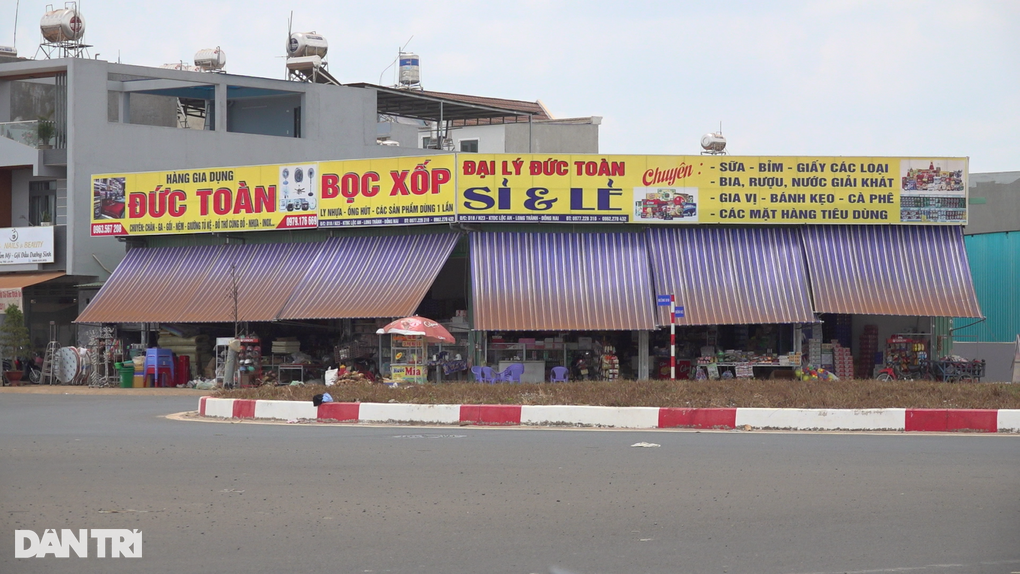 Mưa một giờ không trôi hết bụi ở khu dân cư quanh dự án sân bay Long Thành - 1 Mưa một giờ không trôi hết bụi ở khu dân cư quanh dự án sân bay Long Thành - 1