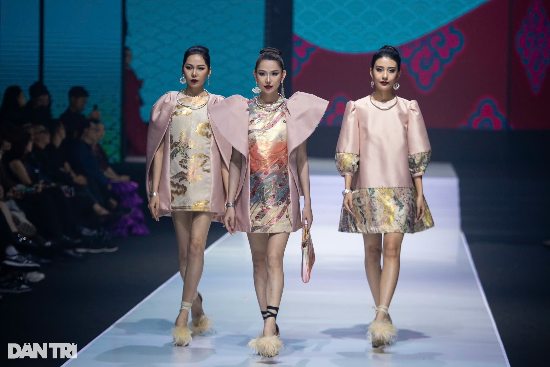 Dàn chiến binh diện váy áo nóng bỏng xuất hiện trên sàn diễn thời trang - 13 Dàn chiến binh diện váy áo nóng bỏng xuất hiện trên sàn diễn thời trang - 13