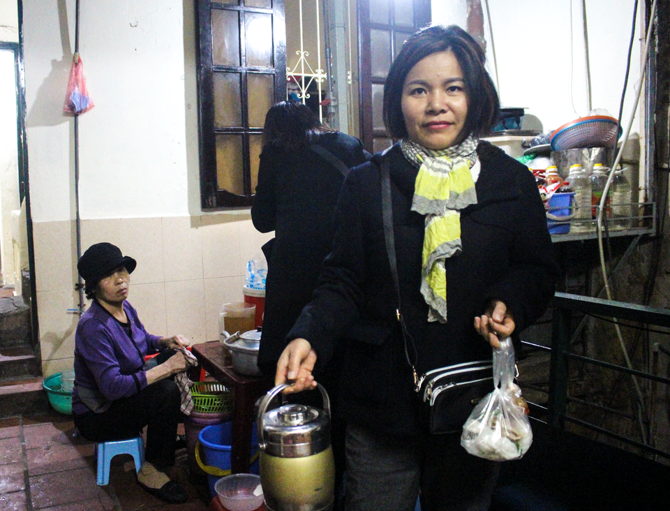 Kỳ lạ phở khổ Hà Nội: Bán trên sân thượng, khách đến ăn gù lưng, mỏi gối - 10 Kỳ lạ phở khổ Hà Nội: Bán trên sân thượng, khách đến ăn gù lưng, mỏi gối - 10