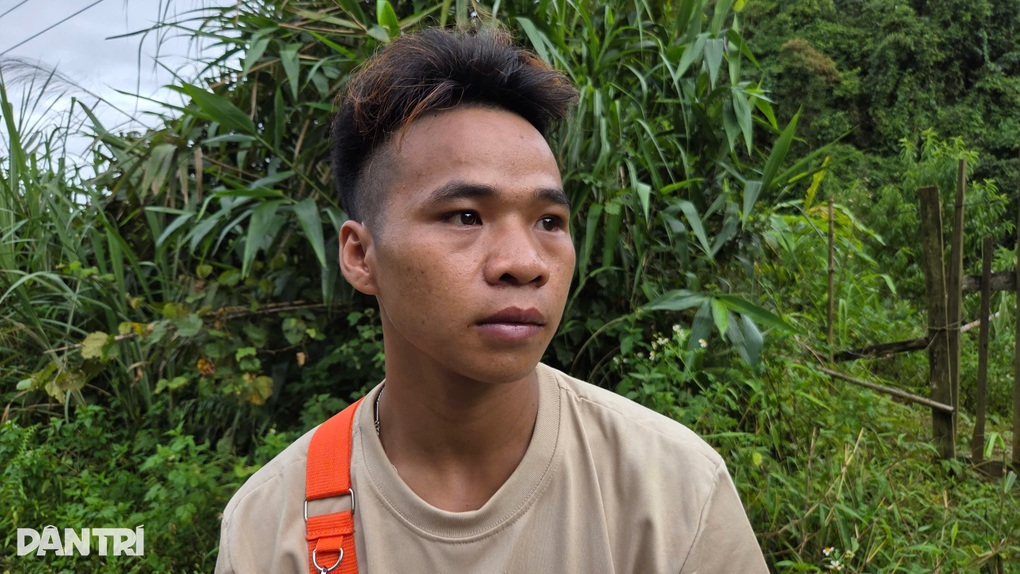 Người đàn ông đi bộ hàng chục km về nhà khi người thân thiệt mạng trong lũ - 1 Người đàn ông đi bộ hàng chục km về nhà khi người thân thiệt mạng trong lũ - 1
