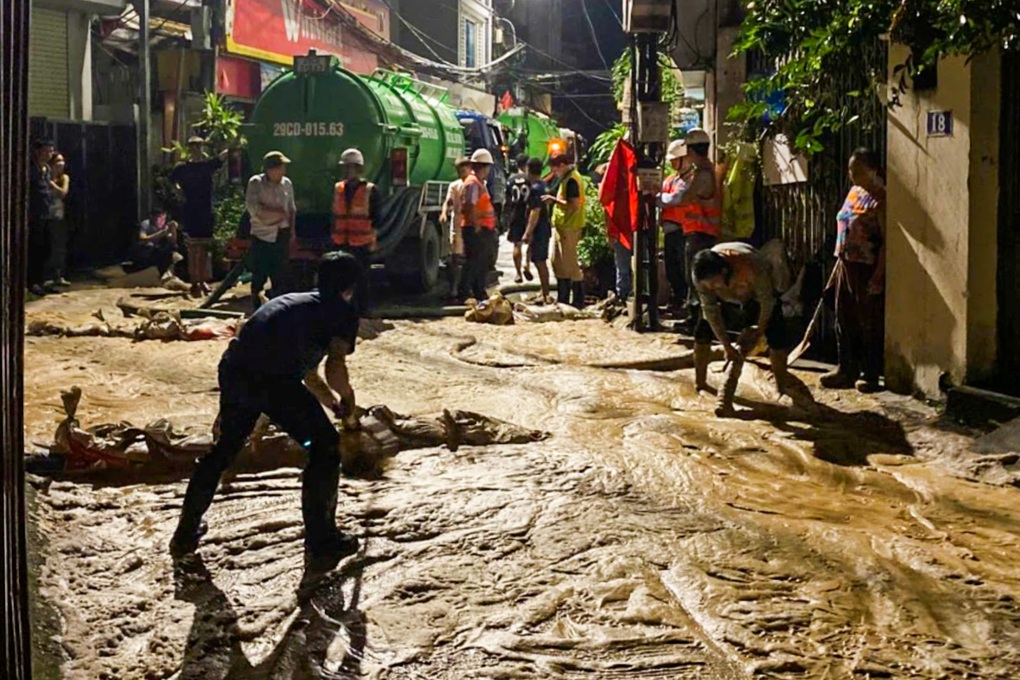 Bùn lại phun trào gần hầm ngầm metro Nhổn - ga Hà Nội - 1 Bùn lại phun trào gần hầm ngầm metro Nhổn - ga Hà Nội - 1