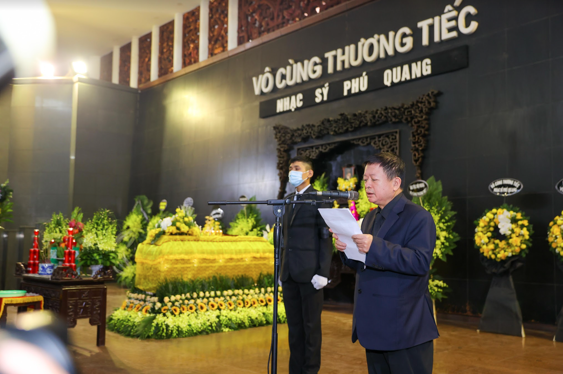 Tang lễ nhạc sĩ Phú Quang: Vợ nhạc sĩ khóc nghẹn nhìn mặt chồng lần cuối - 23 Tang lễ nhạc sĩ Phú Quang: Vợ nhạc sĩ khóc nghẹn nhìn mặt chồng lần cuối - 23