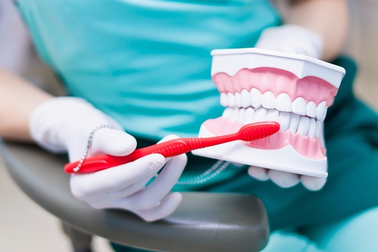 Vì sao bạn không nên ăn sáng ngay sau khi đánh răng?