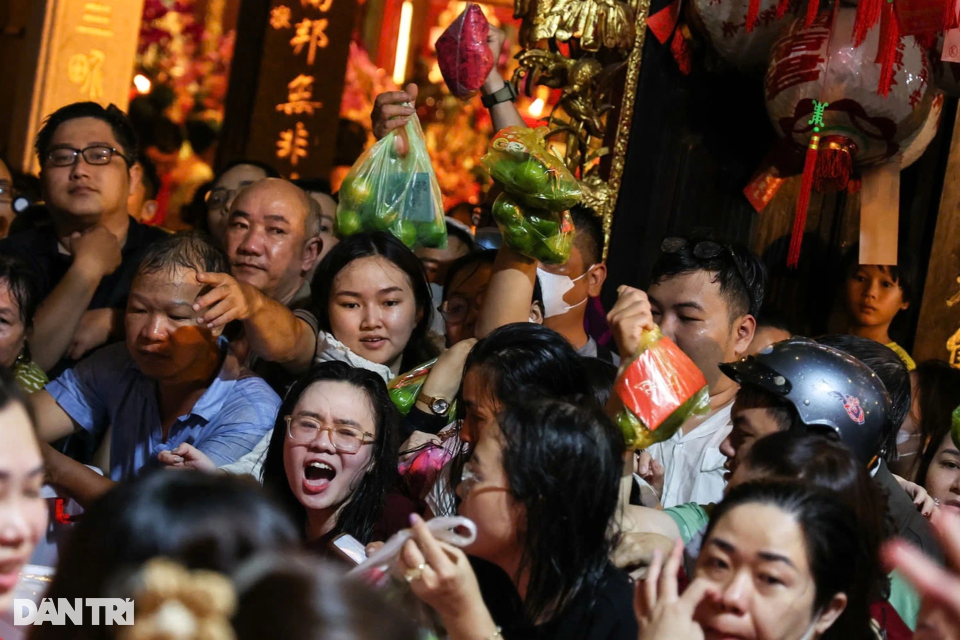 Hàng nghìn người đổ về chùa Ông TPHCM vay tiền lấy lộc đầu năm - 5 Hàng nghìn người đổ về chùa Ông TPHCM vay tiền lấy lộc đầu năm - 5