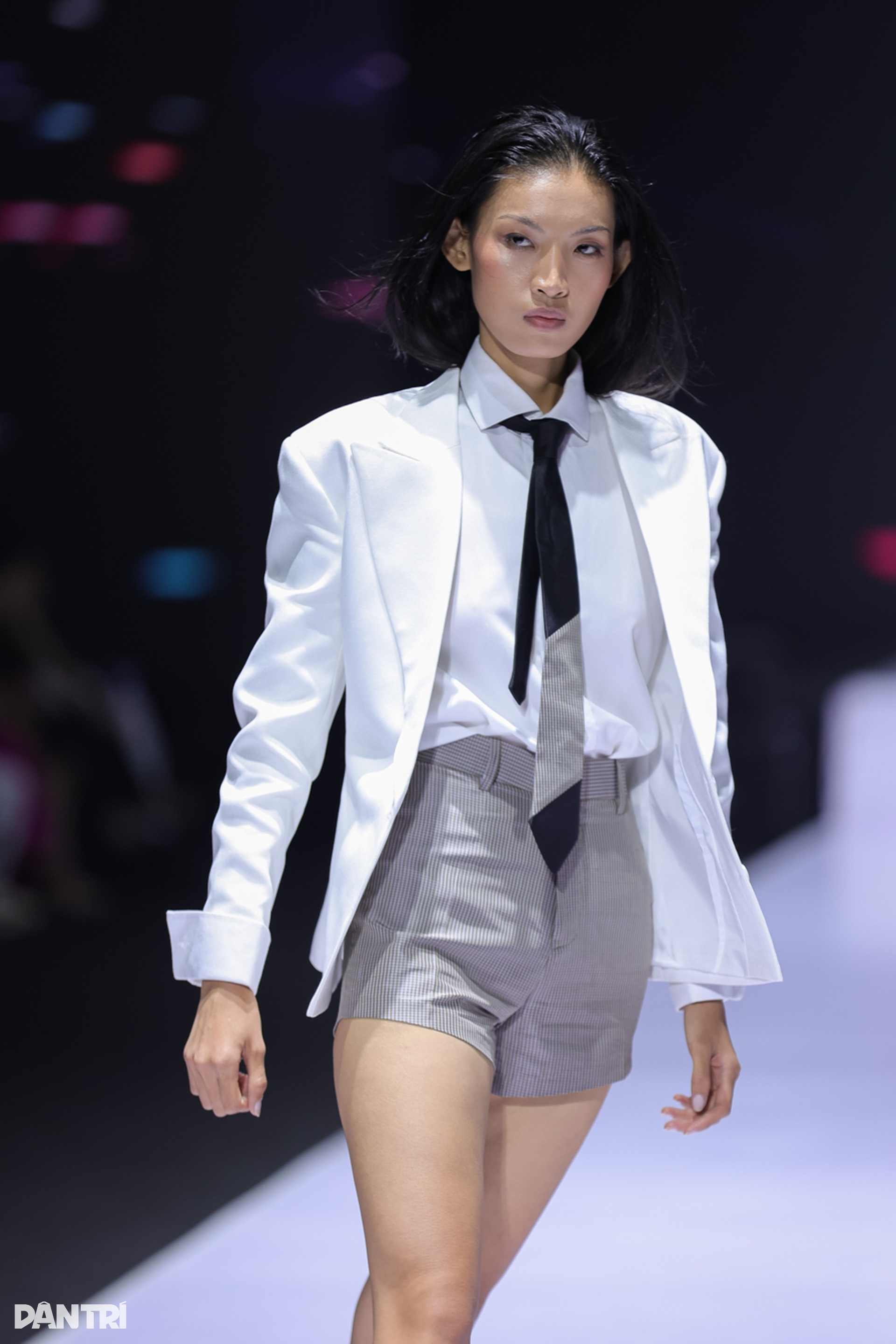 Mẫu Việt Huỳnh Tú Anh được các nhà mốt quốc tế săn đón sau show Chanel - 11 Mẫu Việt Huỳnh Tú Anh được các nhà mốt quốc tế săn đón sau show Chanel - 11