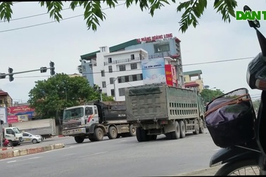 "Binh đoàn xe quá khổ, quá tải" lộng hành trên đường mòn Hồ Chí Minh