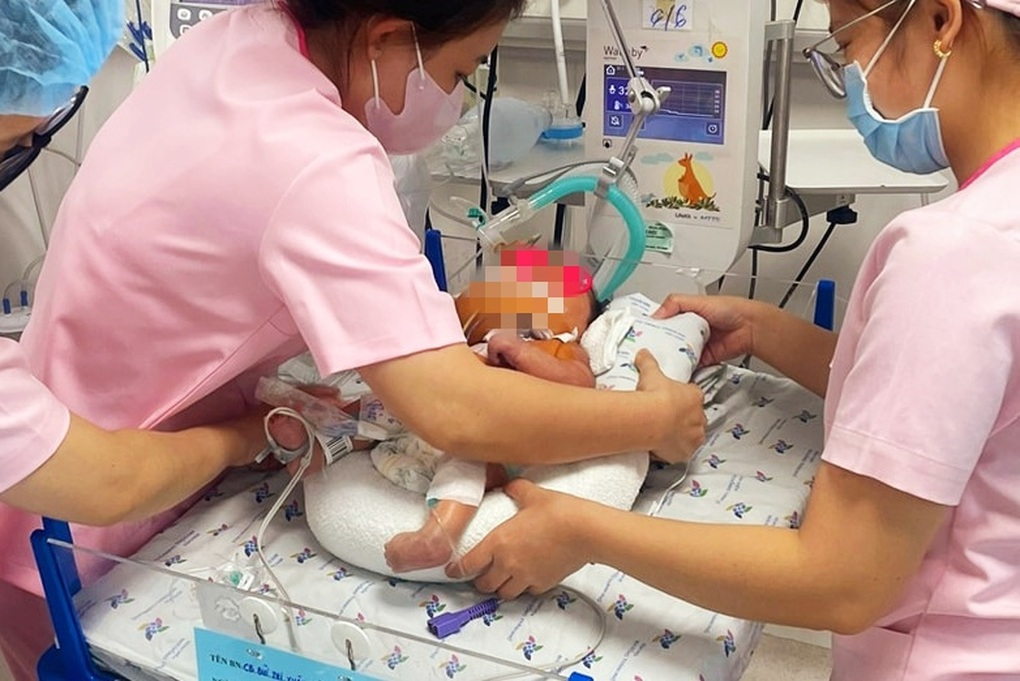 TPHCM: Bé sơ sinh mang khối bướu khổng lồ ở cổ, to như chiếc đầu thứ hai - 3 TPHCM: Bé sơ sinh mang khối bướu khổng lồ ở cổ, to như chiếc đầu thứ hai - 3