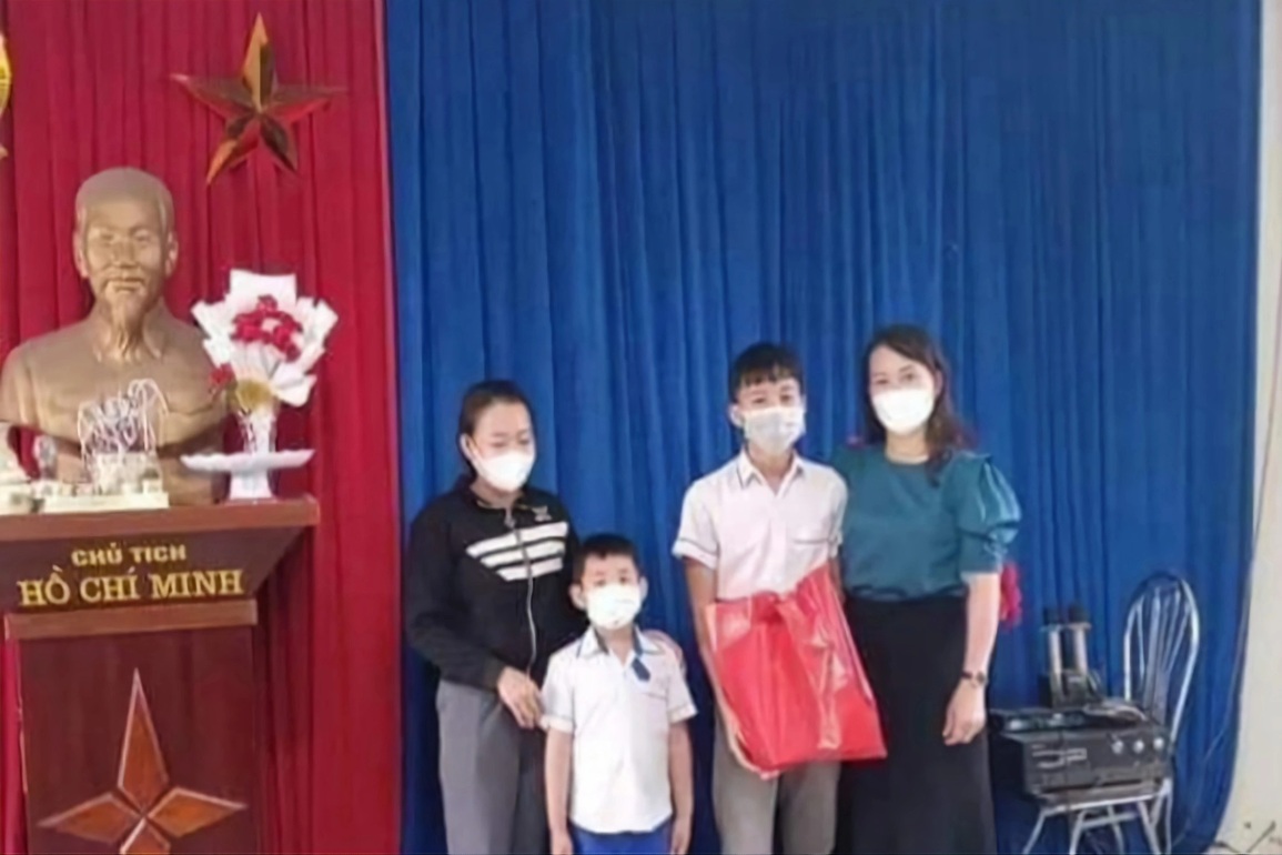 Nam sinh lớp 9 kịp thời cứu sống em nhỏ đuối nước dưới hồ sen - 1 Nam sinh lớp 9 kịp thời cứu sống em nhỏ đuối nước dưới hồ sen - 1