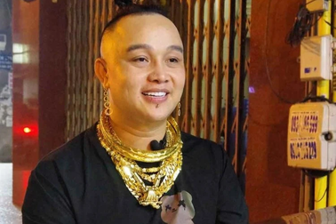 Người đàn ông Việt "dát" trăm lượng vàng trên người lên báo nước ngoài