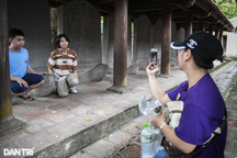 Sĩ tử và phụ huynh vô tư trèo rào cấm vào xoa đầu rùa Văn Miếu lấy may