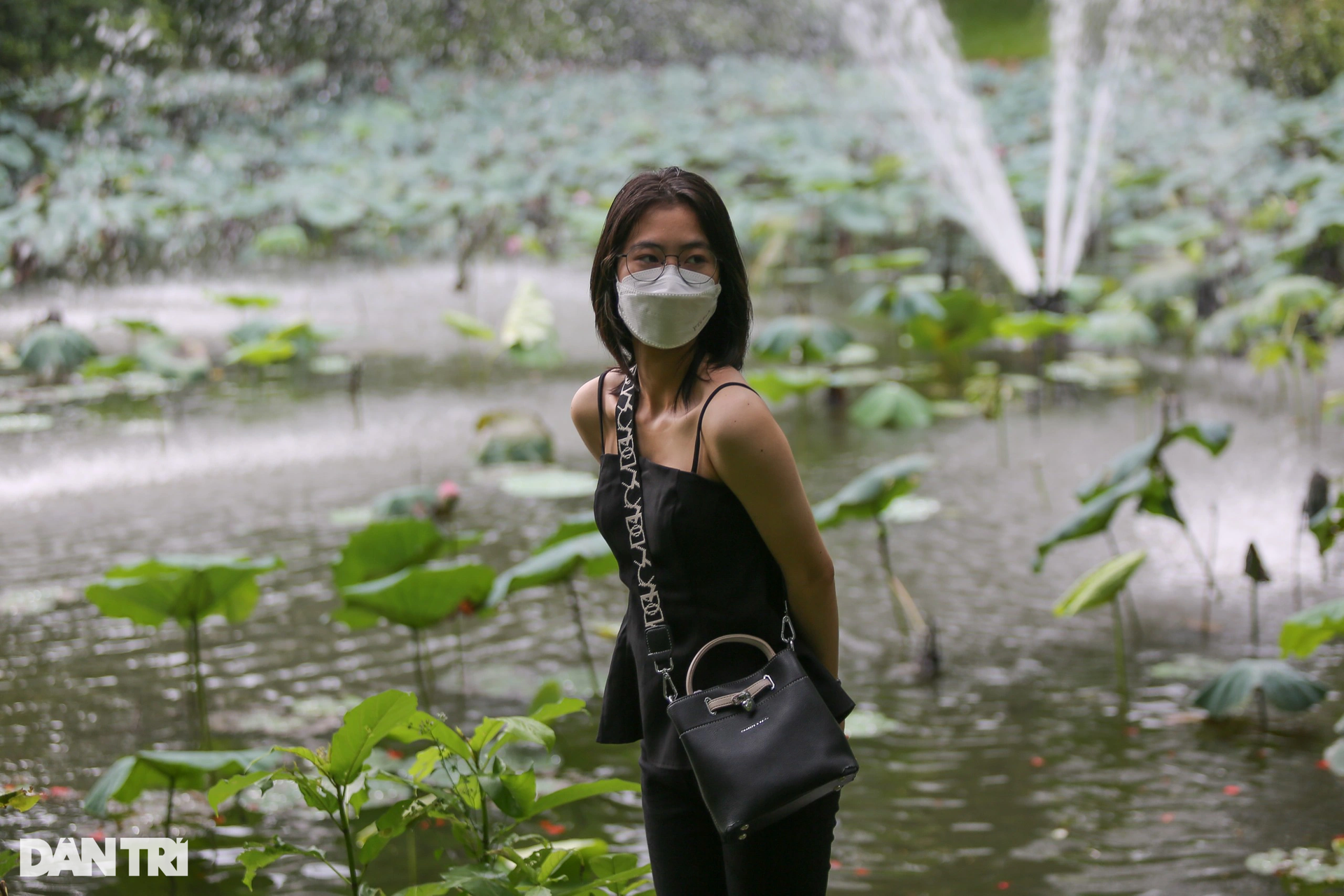 Hàng nghìn du khách dầm mưa vui chơi dịp lễ tại Thảo Cầm Viên TPHCM - 6