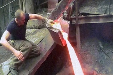 Thò tay trần vào kim loại nóng chảy mà không hề hấn gì?