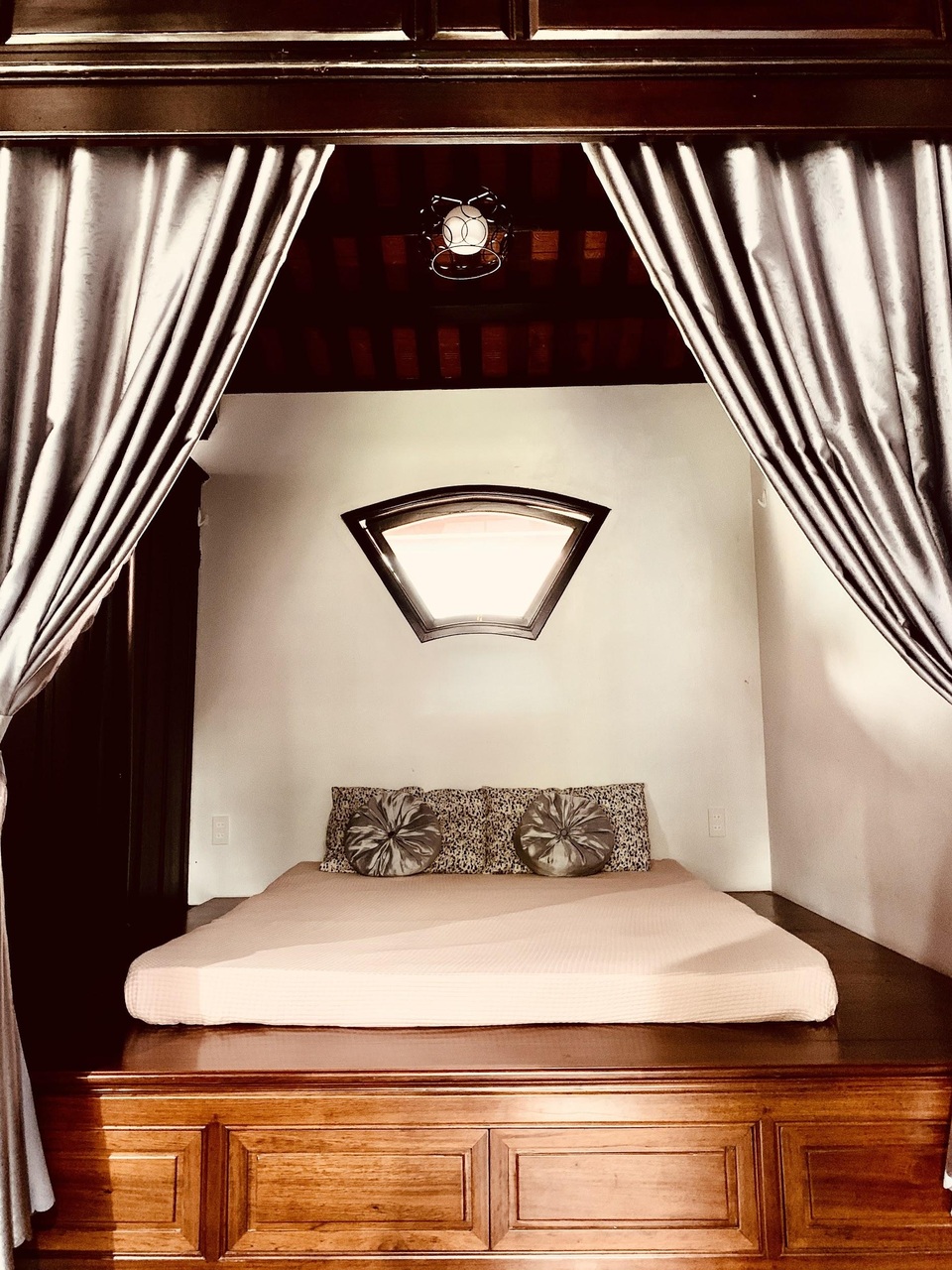 Bất ngờ với căn nhà cổ trăm tuổi đẹp hiếm có của cặp vợ chồng người Huế - 7 Bất ngờ với căn nhà cổ trăm tuổi đẹp hiếm có của cặp vợ chồng người Huế - 7
