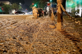Phạt tài xế ô tô tải làm rơi bùn xuống phố Hà Nội khiến nhiều lái xe bị ngã