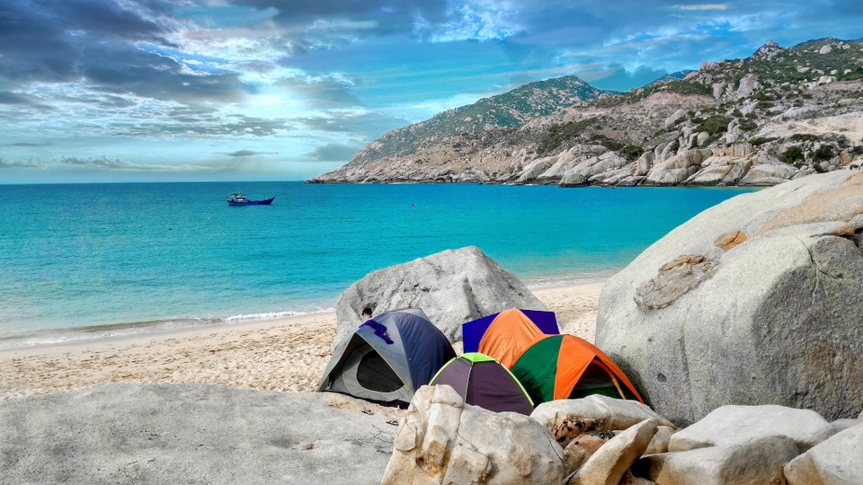 Tảng đá chênh vênh như sắp rơi ở Mũi Dinh hút giới trẻ đến check-in - 11