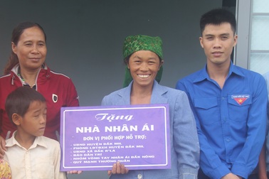 Nụ cười hạnh phúc của ba mẹ con người Mông trong ngôi nhà nhân ái