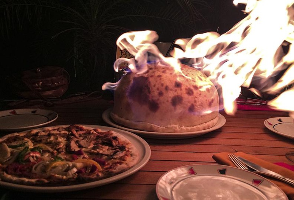 Món pizza nóng bỏng bốc cháy ngùn ngụt, thực khách kiên nhẫn ngồi… chờ ăn - 4 Món pizza nóng bỏng bốc cháy ngùn ngụt, thực khách kiên nhẫn ngồi… chờ ăn - 4