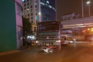 Hà Nội: Xe tải "nuốt" xe máy, cô gái trẻ tử vong