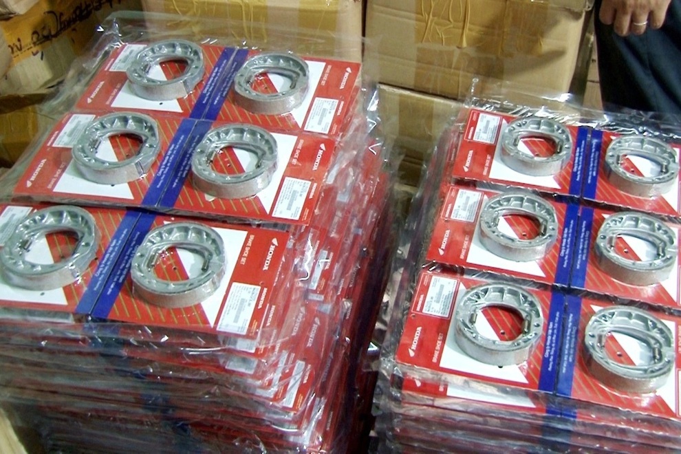 Công an thu giữ hàng vạn phụ tùng xe mô tô giả - 3 Công an thu giữ hàng vạn phụ tùng xe mô tô giả - 3