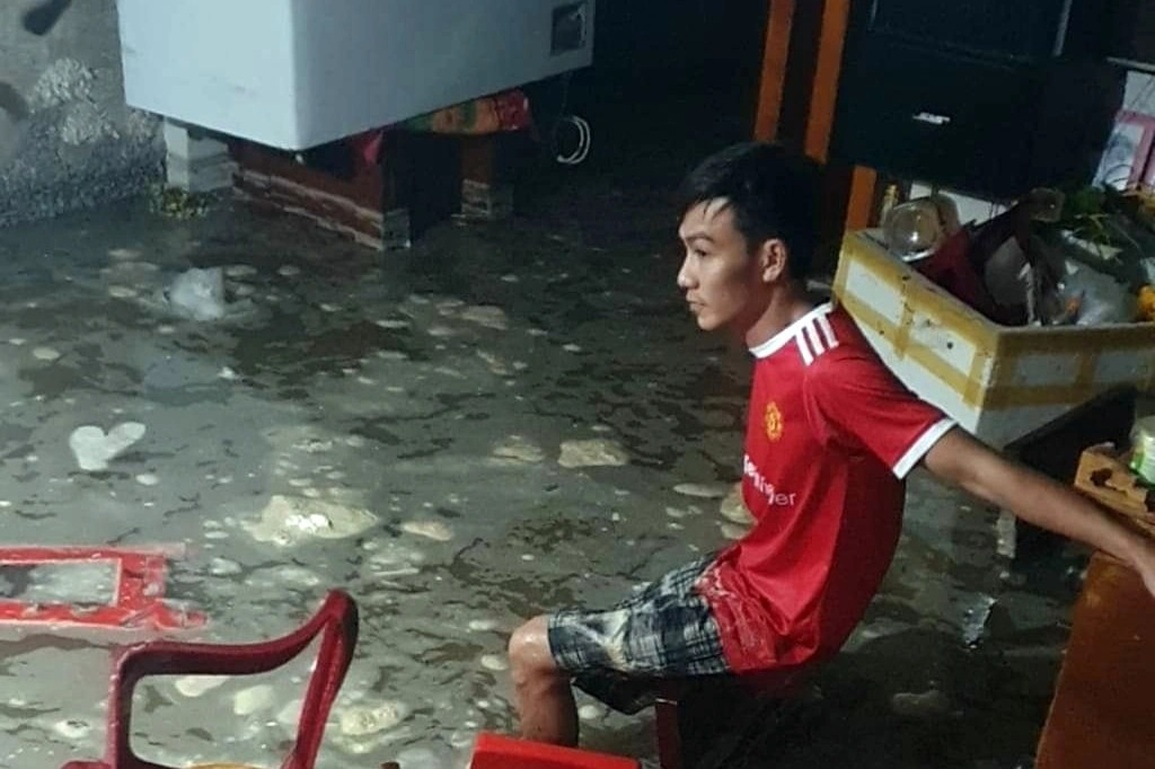 Triều cường lớn bất thường sau bão số 9 khiến cả khu phố tháo chạy - 2 Triều cường lớn bất thường sau bão số 9 khiến cả khu phố tháo chạy - 2