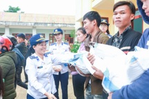 Bộ Tư lệnh Cảnh sát biển cùng nhiều đơn vị tặng quà đồng bào vùng lũ