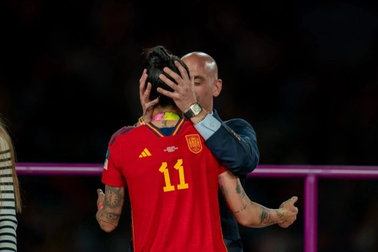 Barcelona và Real Madrid gặp rắc rối lớn sau bê bối của Chủ tịch Rubiales