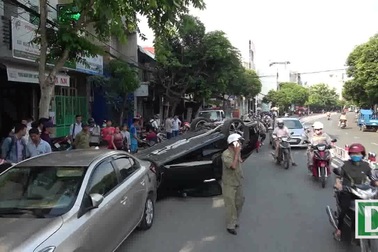 Hiện trường ô tô “điên” lao lên vỉa hè tông xe máy, hất văng người đi bộ