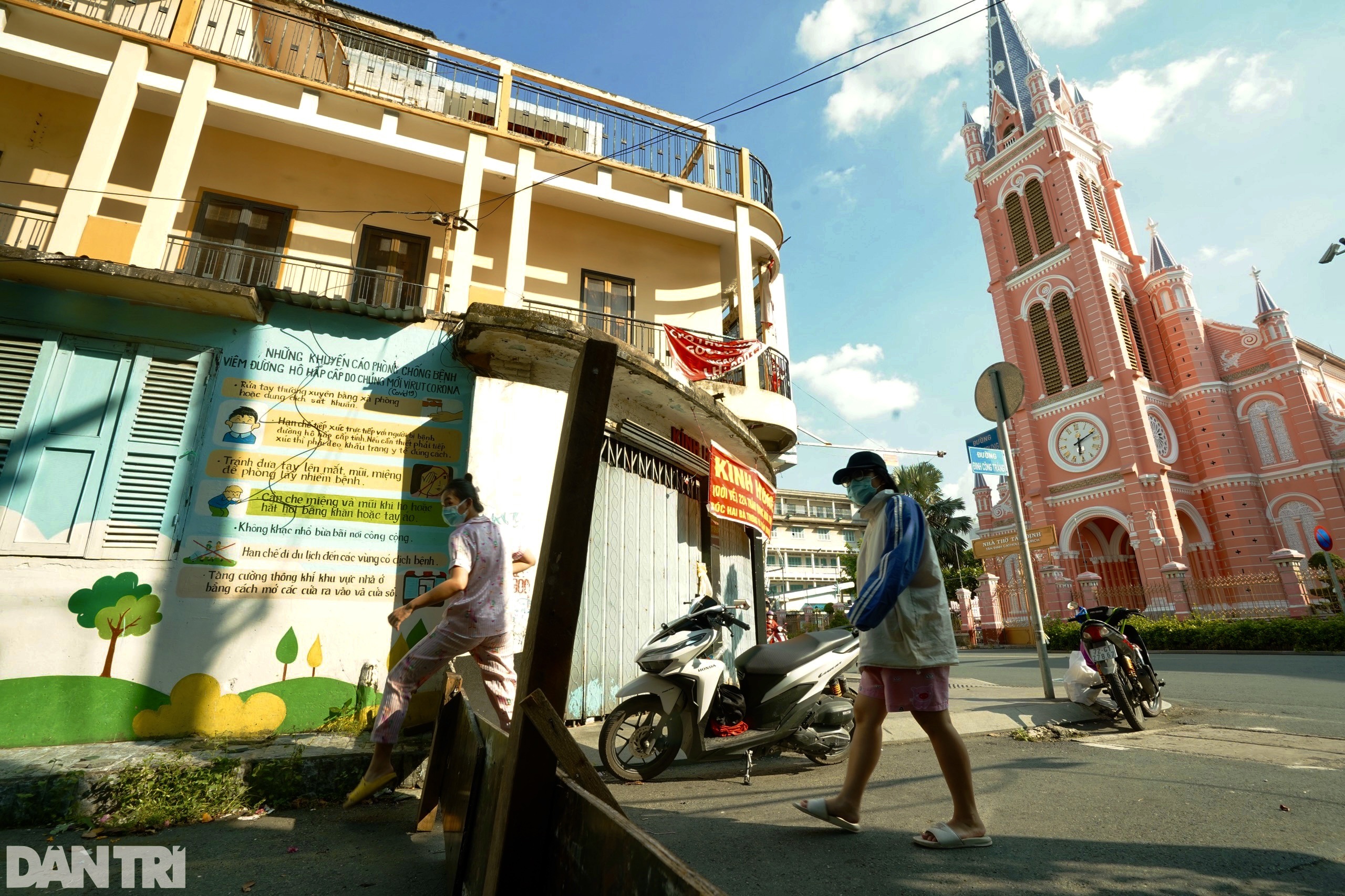 Hẻm nhỏ ở TPHCM dỡ chốt phong tỏa, đường lớn vẫn rào chắn kín mít - 8 Hẻm nhỏ ở TPHCM dỡ chốt phong tỏa, đường lớn vẫn rào chắn kín mít - 8