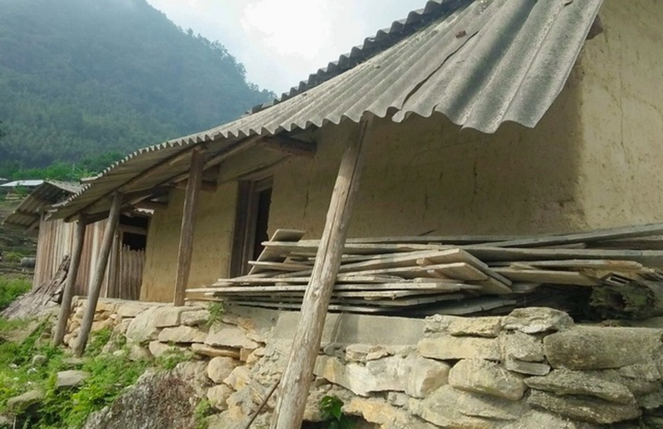 Lớp học tường đất xuống cấp đe dọa tính mạng hàng chục em nhỏ - 4 Lớp học tường đất xuống cấp đe dọa tính mạng hàng chục em nhỏ - 4