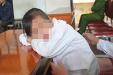 Xin giảm án cho kẻ hiếp dâm con mình vì nghĩ là... hàng xóm